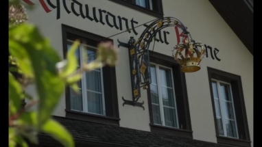 restaurant-krone-affoltern-aussenansicht-mit-kronendekoration