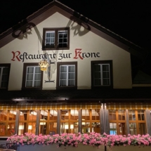 restaurant-krone-in-affolter-am-albis-frontansicht-mithaengender-krone-saeuliamt