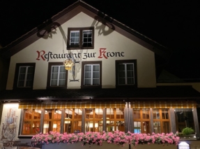 restaurant-krone-in-affolter-am-albis-frontansicht-mithaengender-krone-saeuliamt